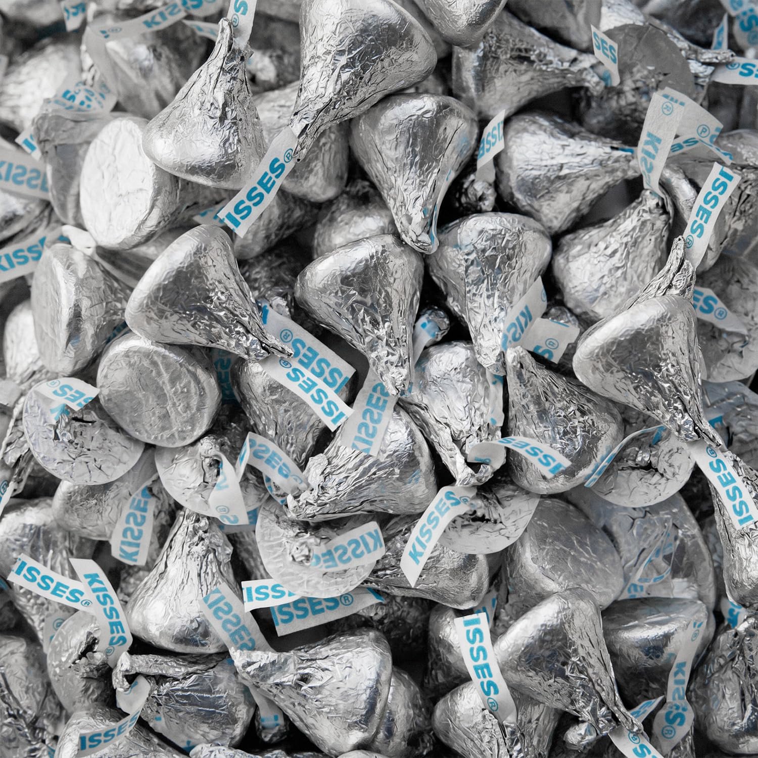 SWEETSIDE CANDY CO. mesa de evento con kisses plateados, aporta elegancia visual