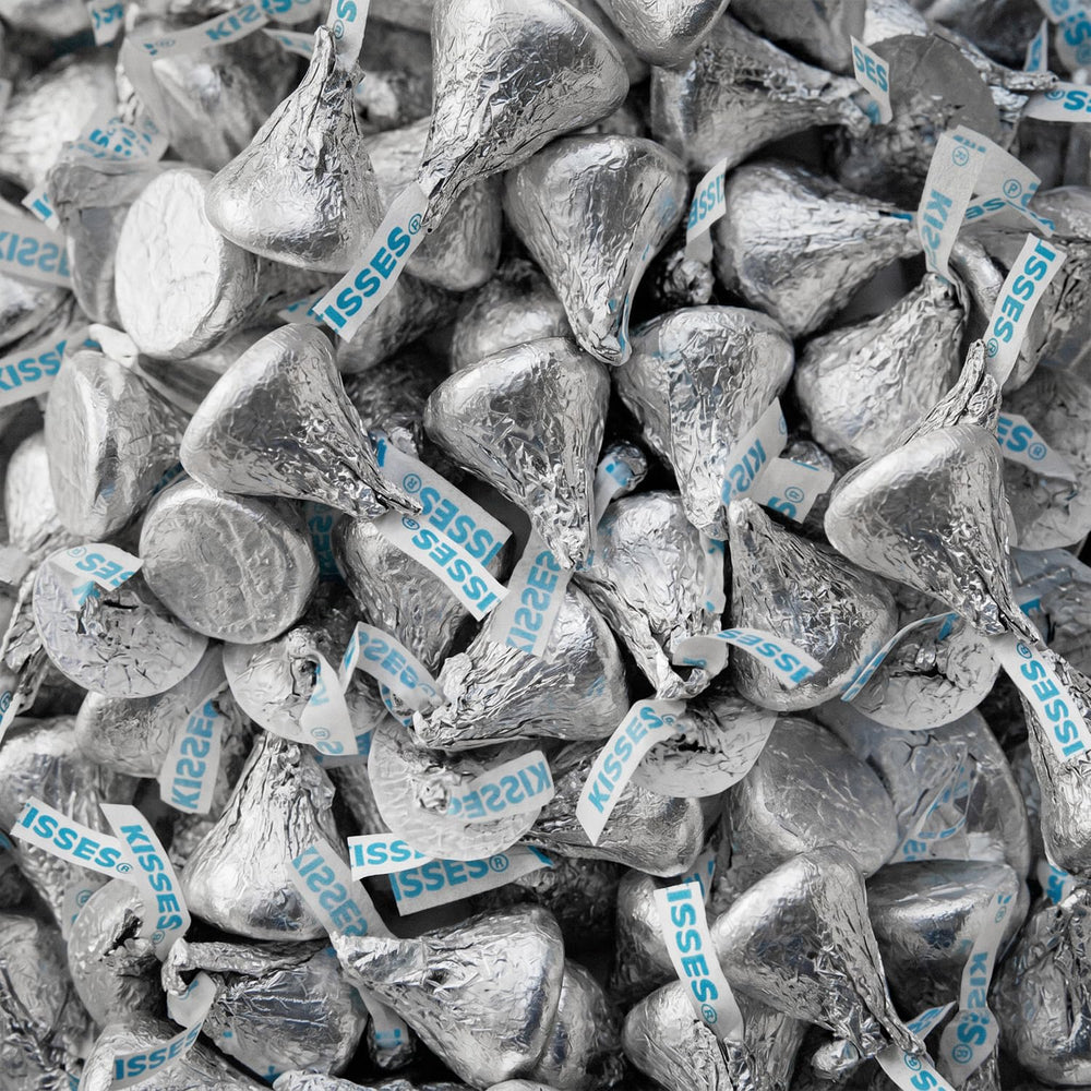 SWEETSIDE CANDY CO. mesa de evento con kisses plateados, aporta elegancia visual