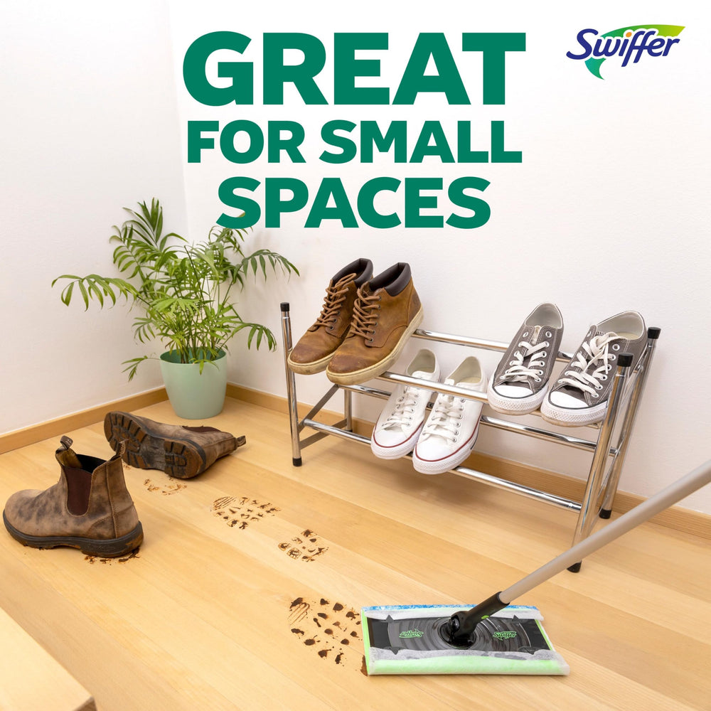 Swiffer junto a una mopa para comparar tamaño y compatibilidad, práctico y compacto
