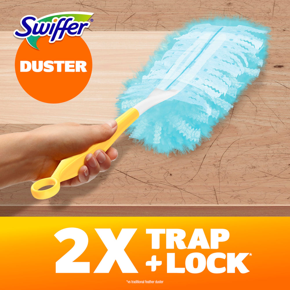 Recambio Swiffer limpiando salpicadero y rejillas del auto con facilidad