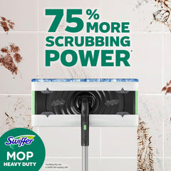 Swiffer en uso en cocina mostrando limpieza rápida y resultados visibles