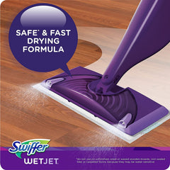 Swiffer vertiendo solución en depósito del mopa WetJet para uso rápido