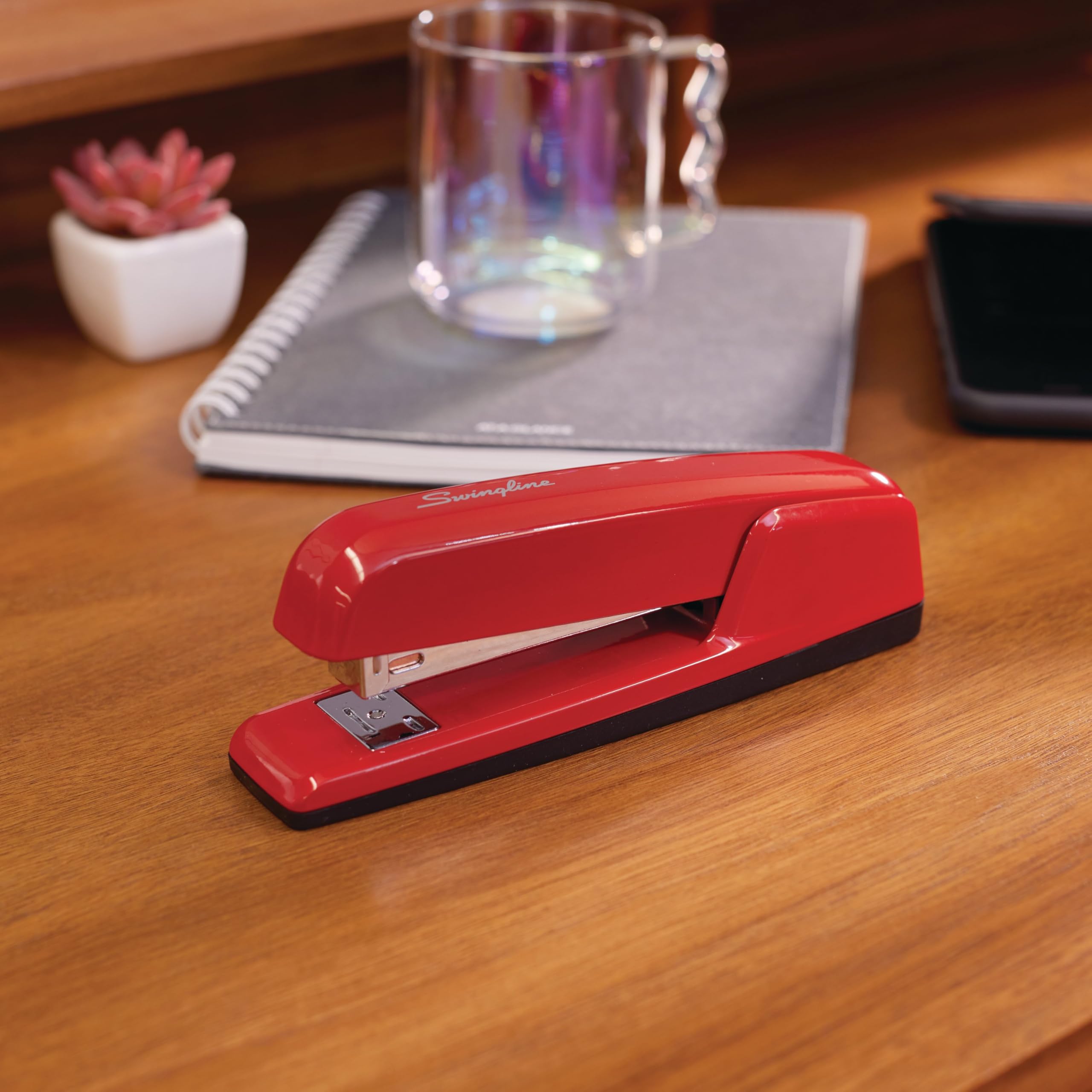 Swingline bandeja abierta mostrando carga de grapas y fácil recarga