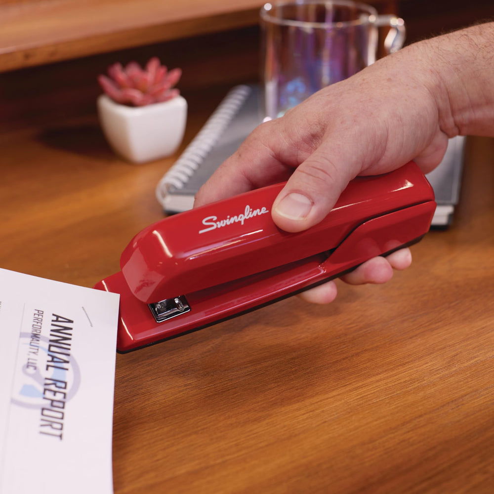 Swingline 747 junto a una llave para mostrar tamaño y proporción compacta
