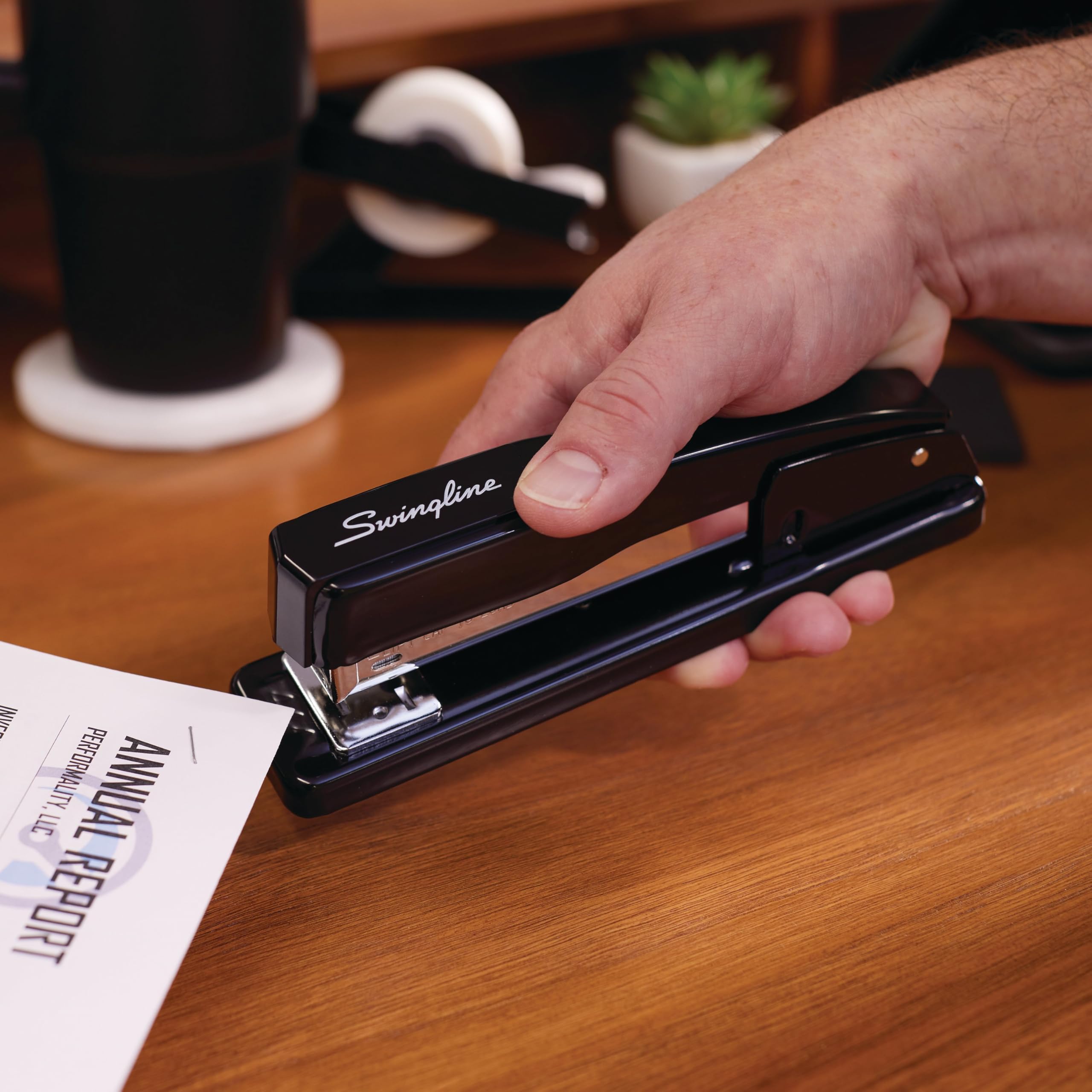 Swingline comparación de tamaño sobre escritorio demostrando escala y compatibilidad