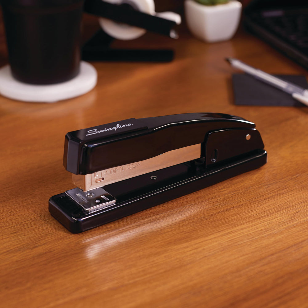 Swingline primer plano del riel interno que evita atascos y asegura precisión