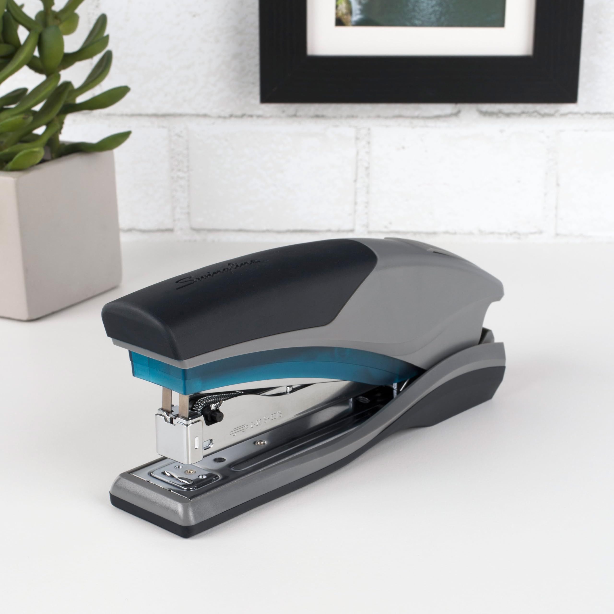 Swingline Optima 25 acabado azul y gris que combina con ambiente profesional