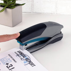 Swingline Optima 25 primer plano del mecanismo metálico protegido para durabilidad