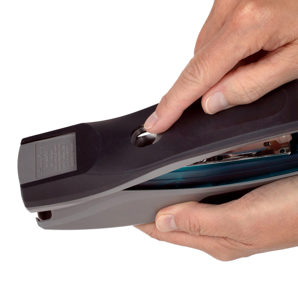 Swingline Optima 25 grapando documentos en un escritorio silenciosamente