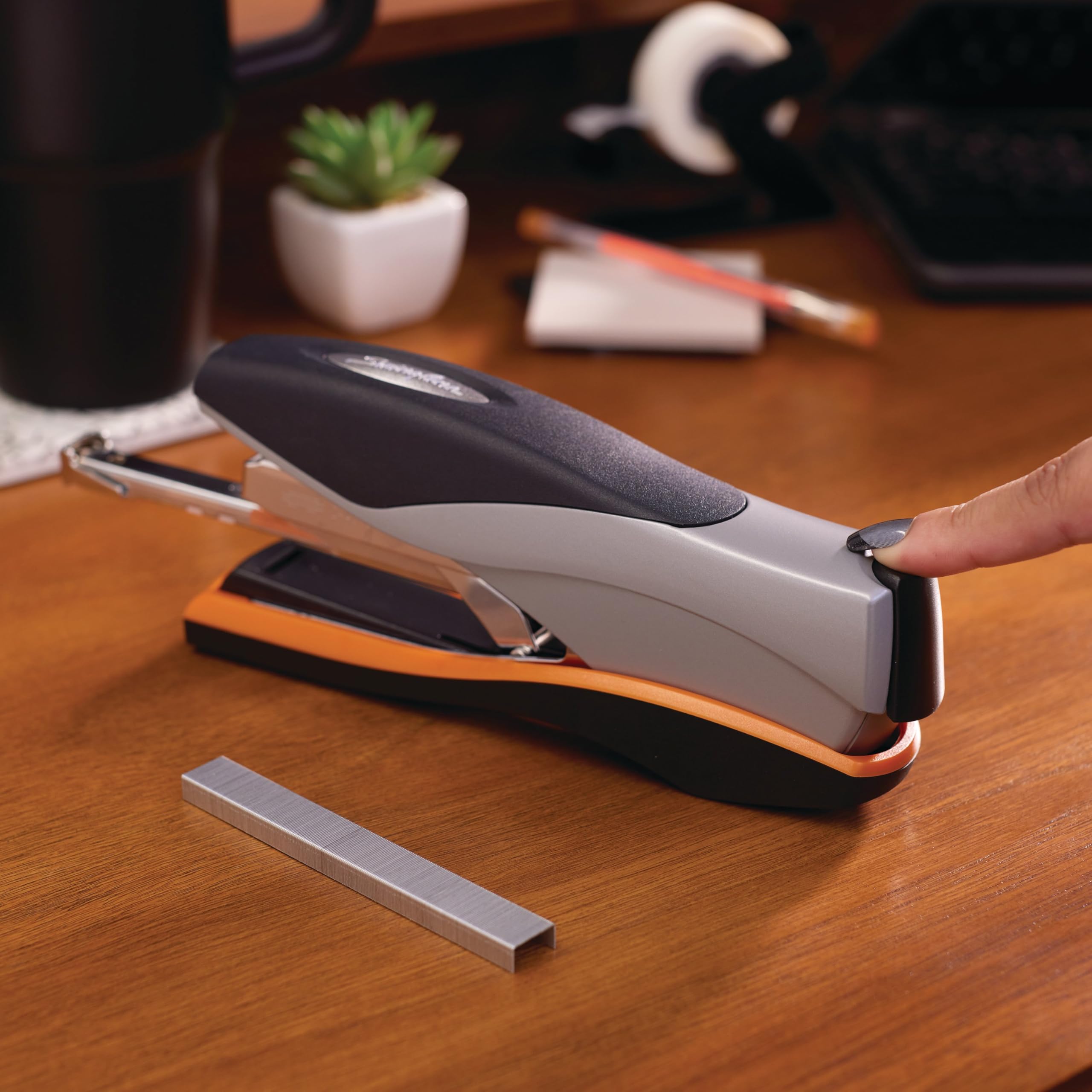 Swingline Optima 40 comparación de tamaño demostrando capacidad 40 hojas
