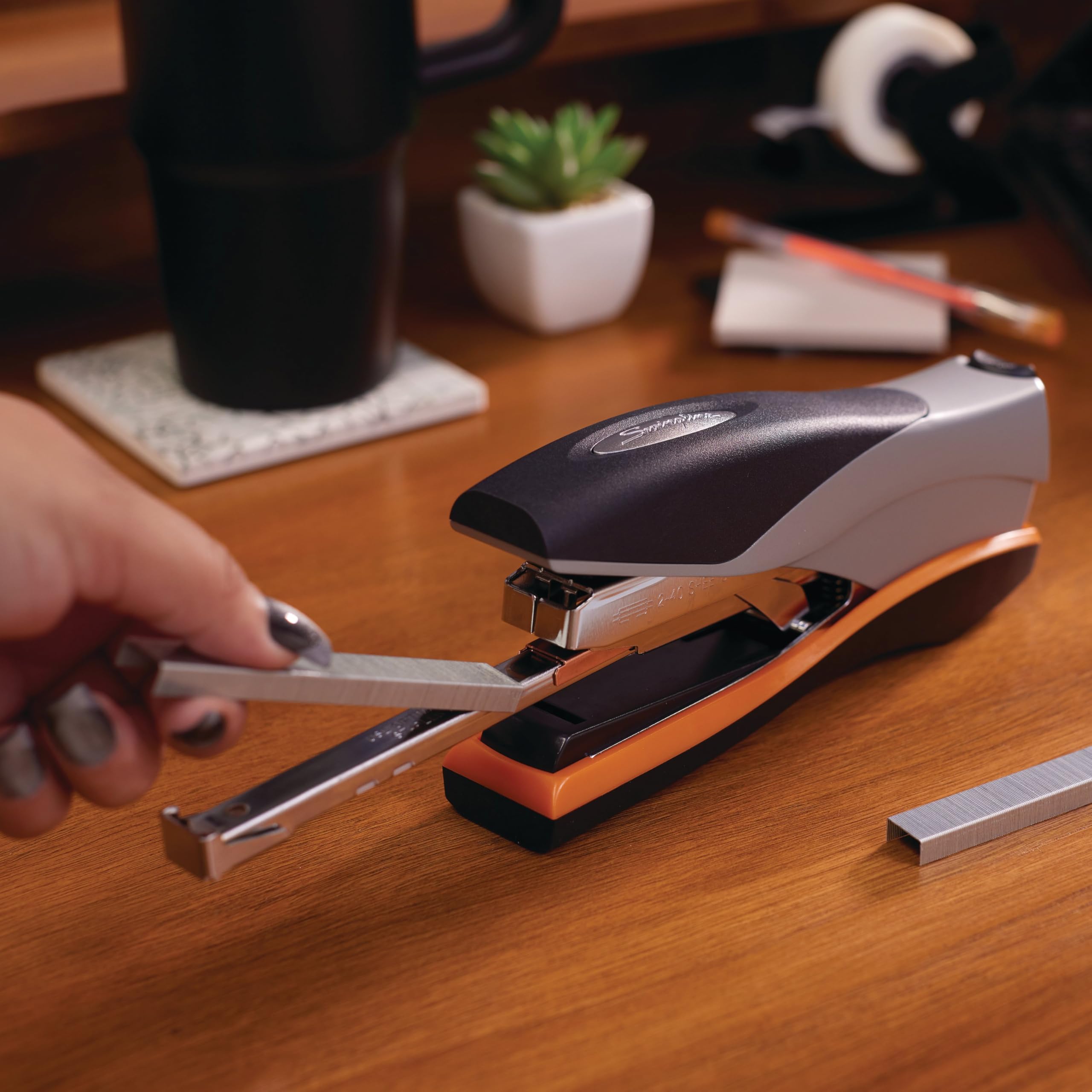 Swingline Optima 40 en escritorio mostrando uso silencioso y estable