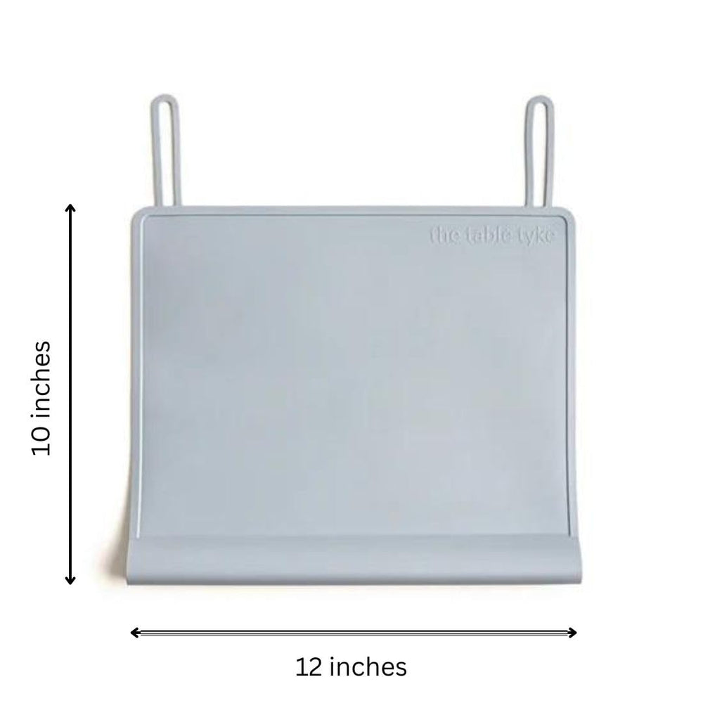 Table Tyke sobre mesa con decoración moderna integrándose al ambiente