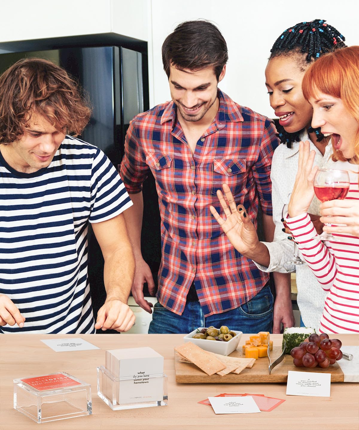 TableTopics juego sobre mesa en cena, anima conversaciones entre invitados