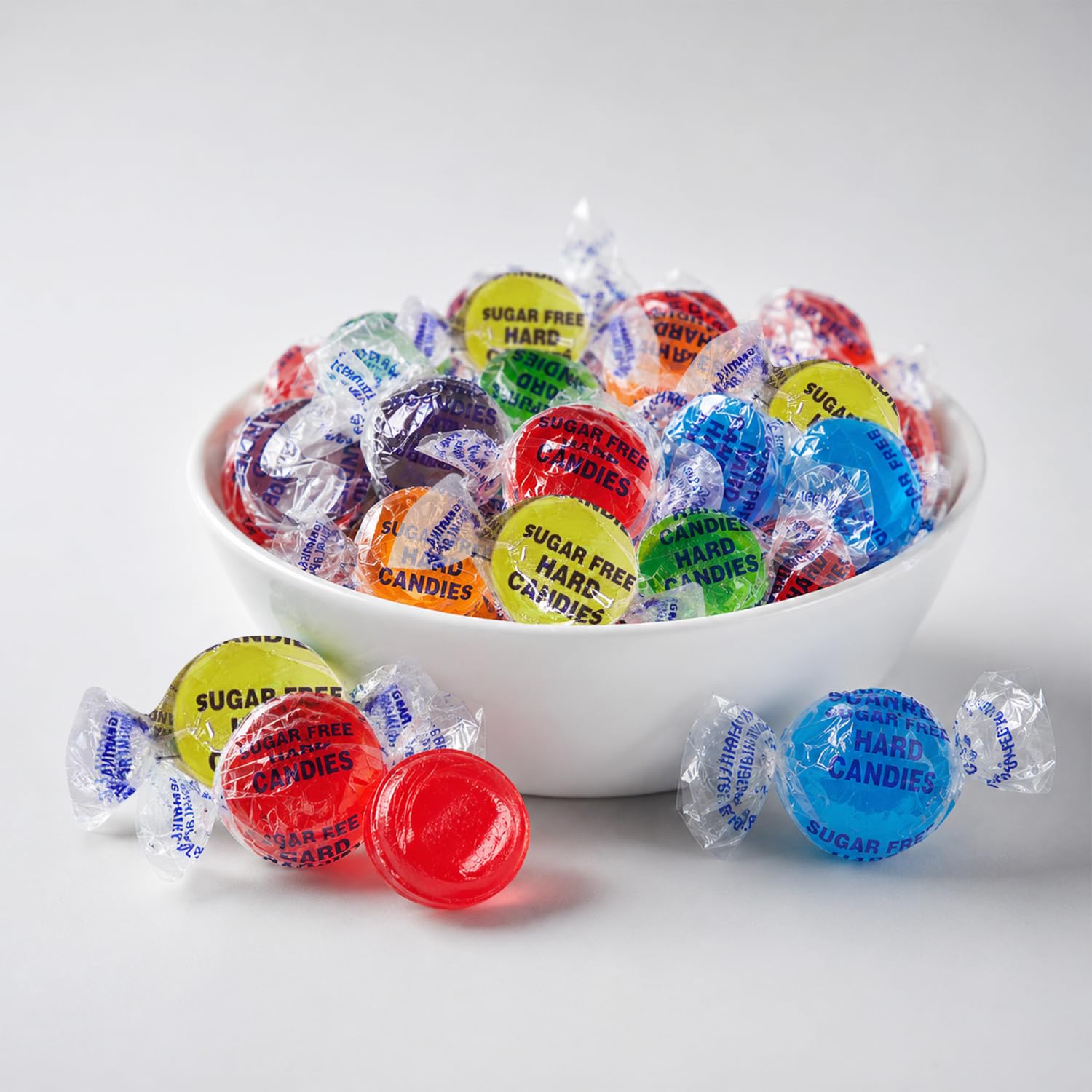 Taboom mano sosteniendo caramelo para comparar tamaño real