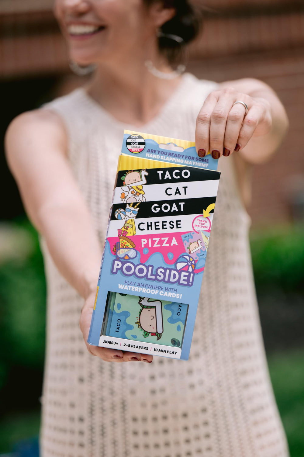 Taco Cat Goat Cheese Pizza juego en uso junto a la piscina con jugadores, diversión y resistencia al agua