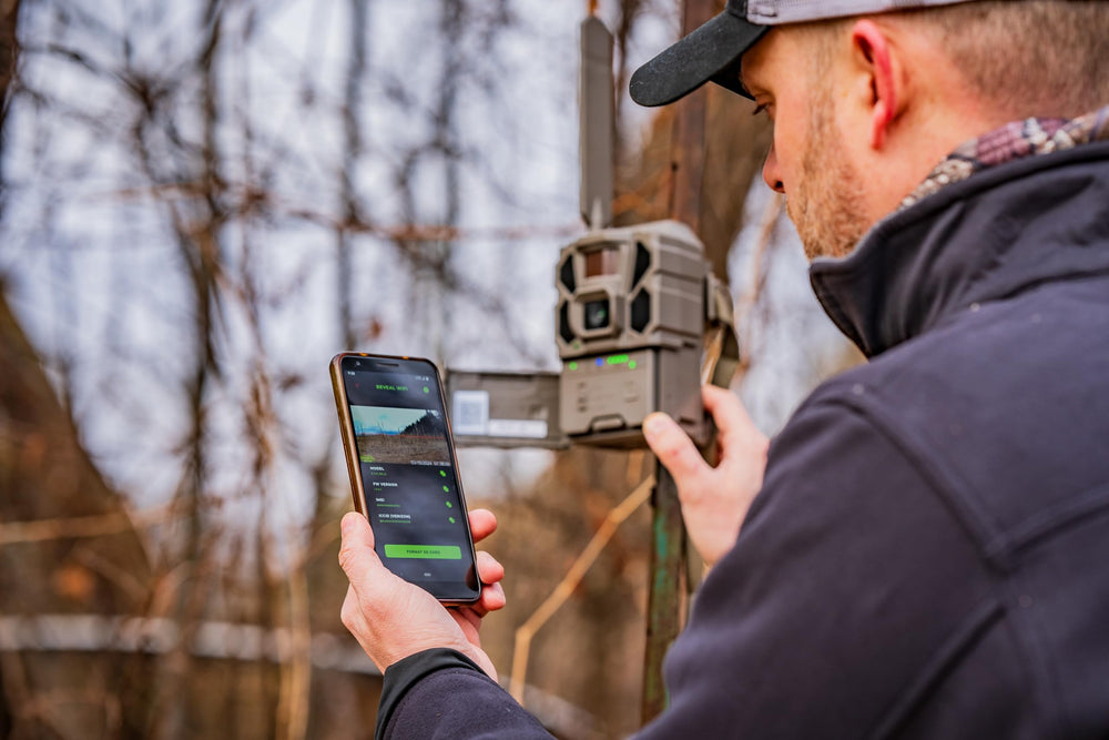 TACTACAM Reveal X fijada a un árbol demostrando el método de instalación seguro