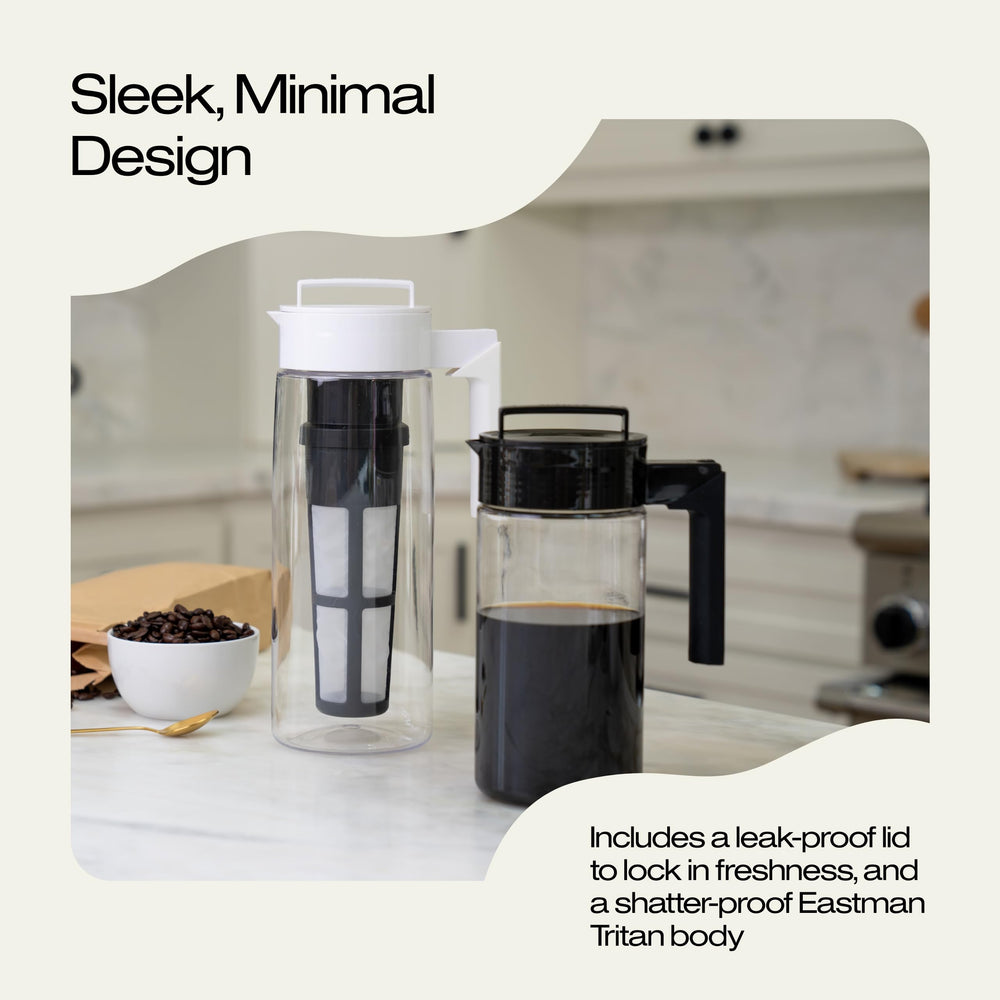 Takeya vertiendo cold brew en vaso mostrando facilidad de servicio
