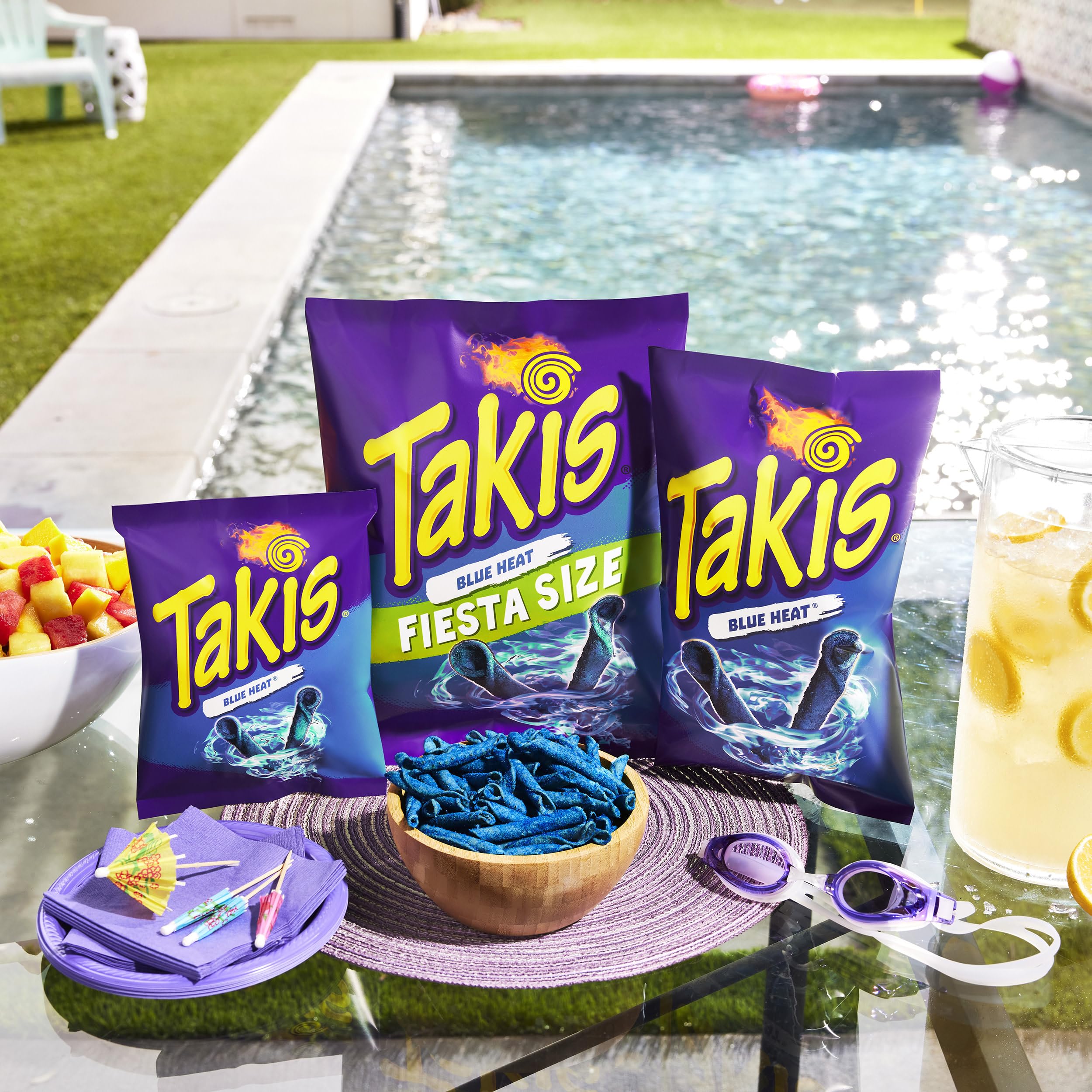 Takis Blue Heat bol con totopos enrollados listos para servir en mesa