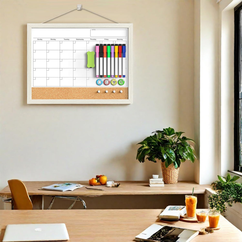 Tankee calendario 17x13 comparado con manos para escala visual