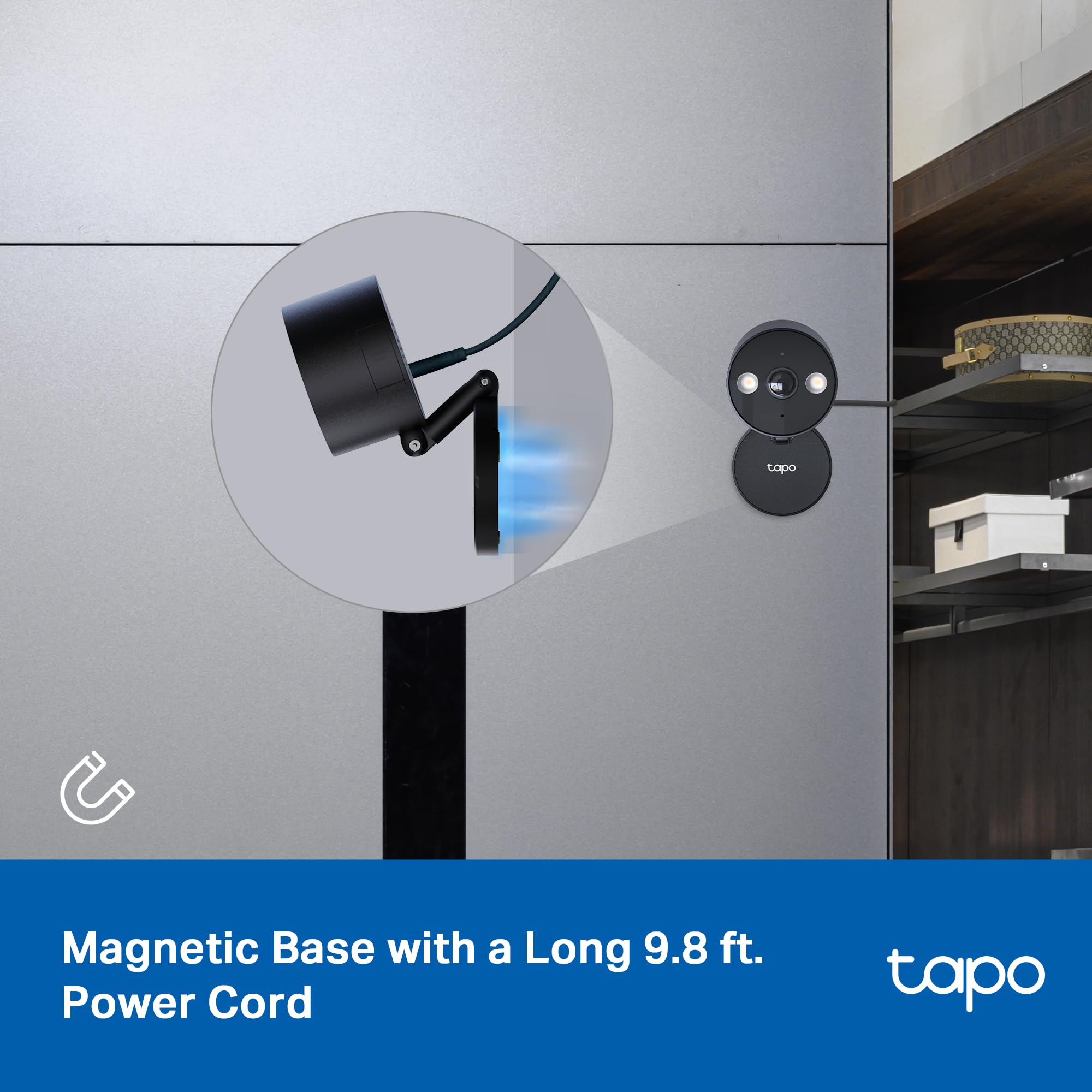 Tapo C121 junto a una mano para comparar tamaño y facilidad de colocación