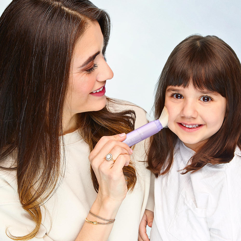 tarte creaseless comparación tamaño en mano para portabilidad y retoques