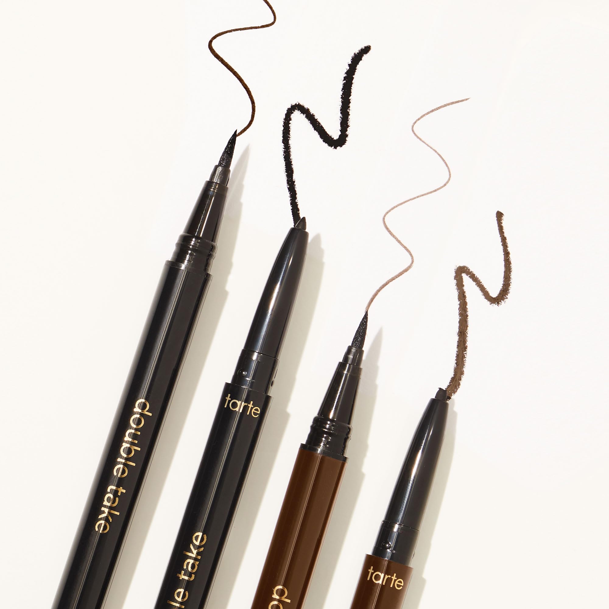tarte double take tamaño junto a un labial para escala portátil