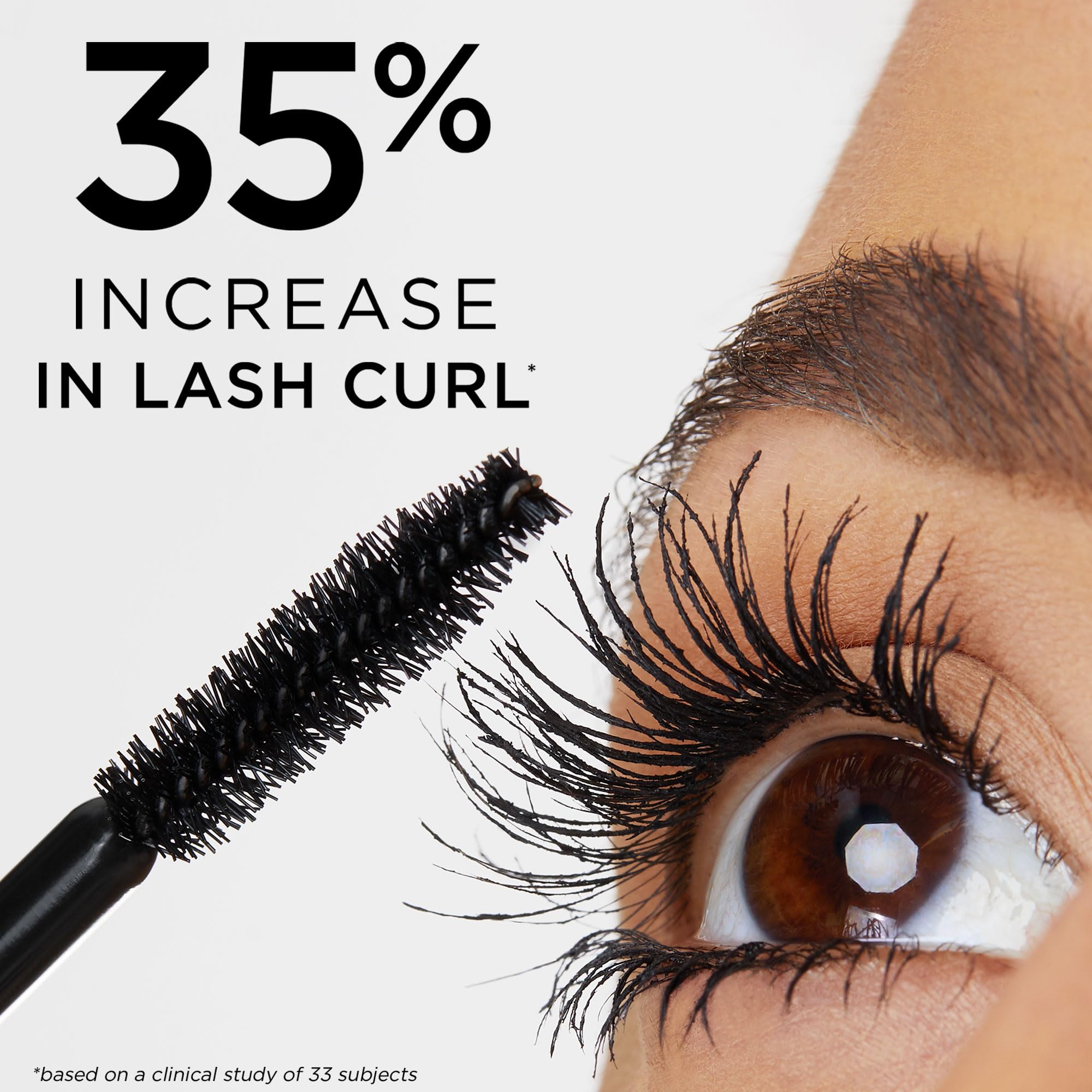 tarte aplicación de la máscara en ojos en un entorno cotidiano, look definido