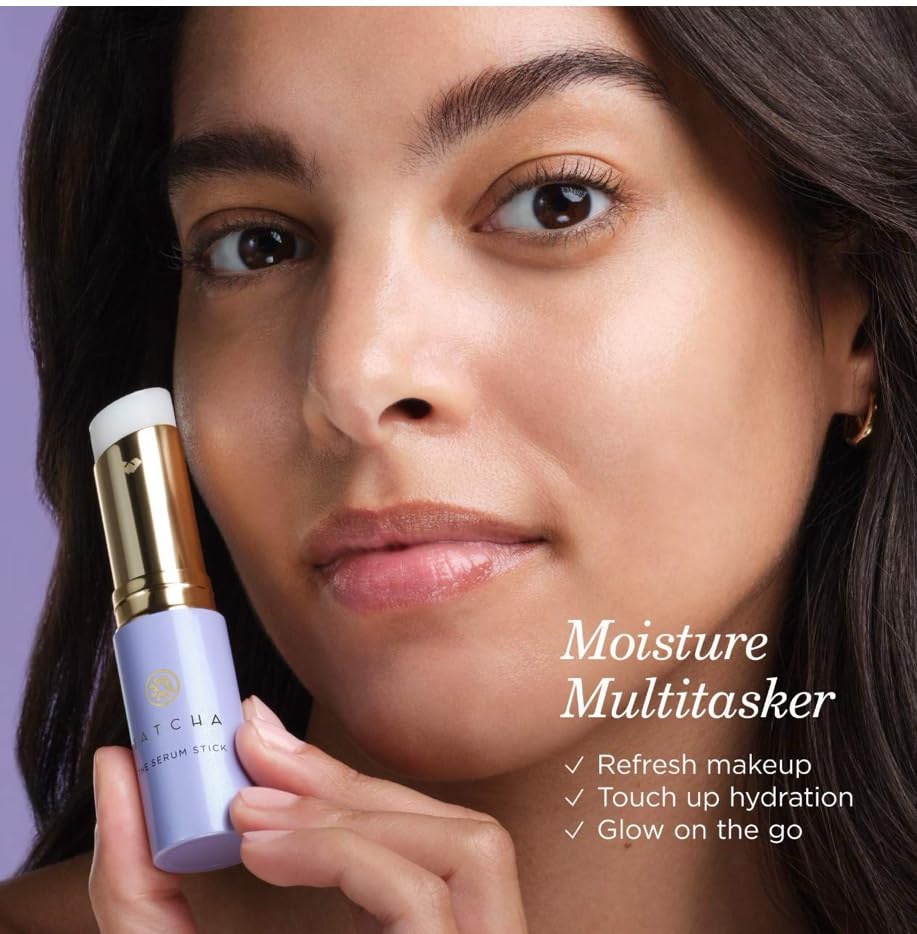 TATCHA The Serum Stick aplicado en contorno de ojos para suavizar líneas finas