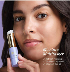 TATCHA The Serum Stick aplicado en contorno de ojos para suavizar líneas finas
