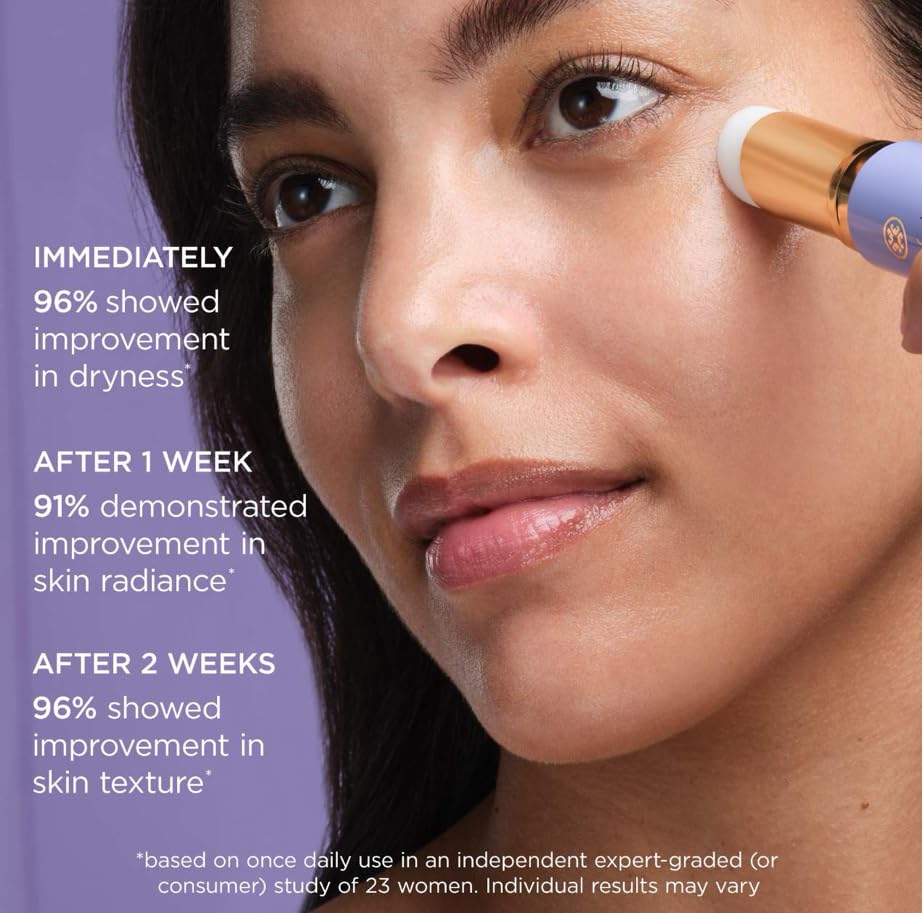TATCHA The Serum Stick sobre base de maquillaje refresca sin desplazarla