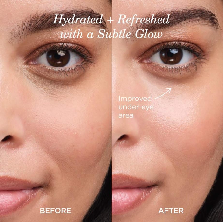 TATCHA The Serum Stick junto a objetos de tamaño para comparar portabilidad