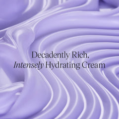 TATCHA textura cremosa de The Dewy Skin Cream en primer plano hidratación visible