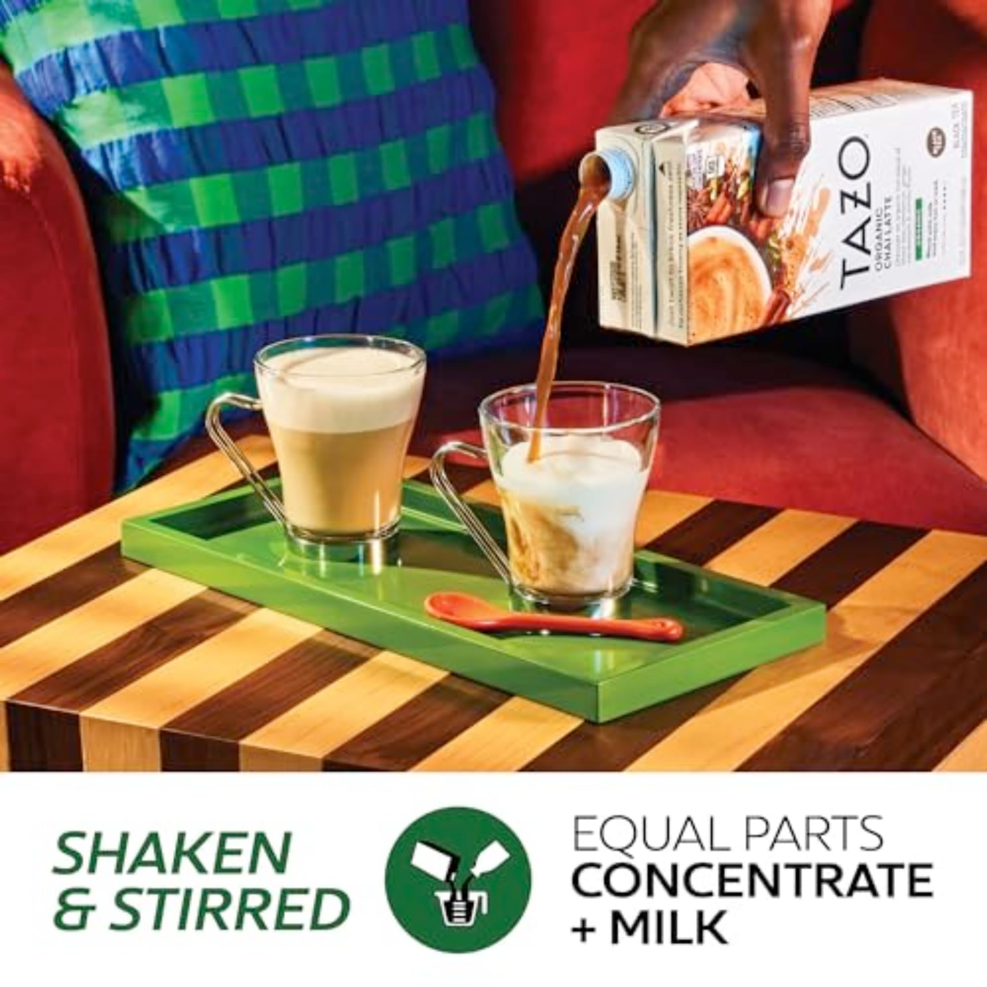 TAZO vertiendo concentrado en un vaso para ilustrar mezcla con leche fácil