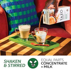 TAZO vertiendo concentrado en un vaso para ilustrar mezcla con leche fácil