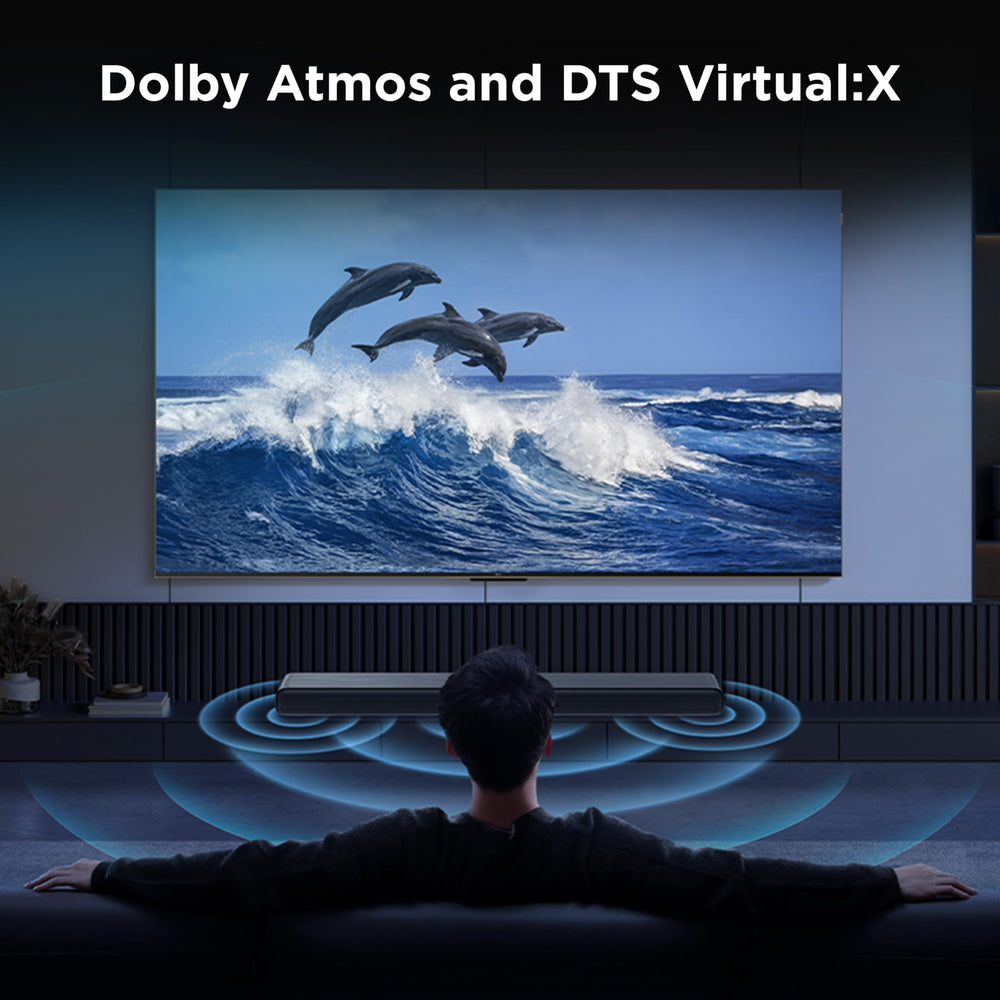 TCL S45H junto a televisor en salón, mejora la experiencia audiovisual