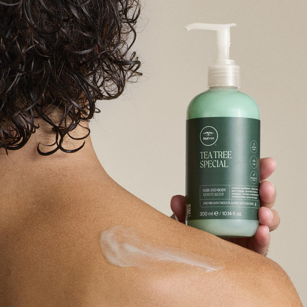 Tea Tree envase en mano para comparar tamaño y duración del producto