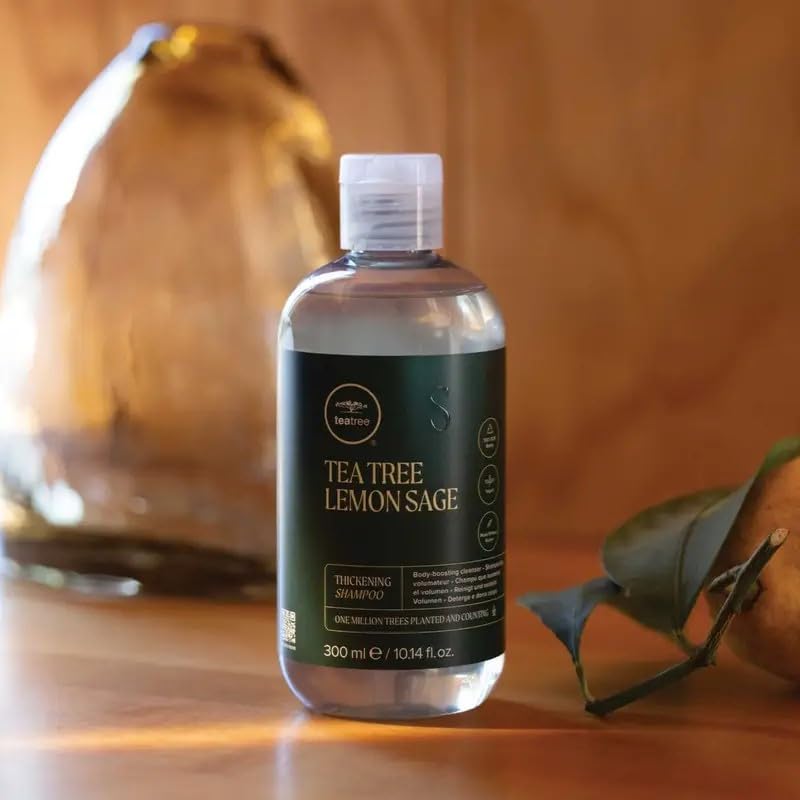 Tea Tree junto a mano para comparar tamaño y duración del envase