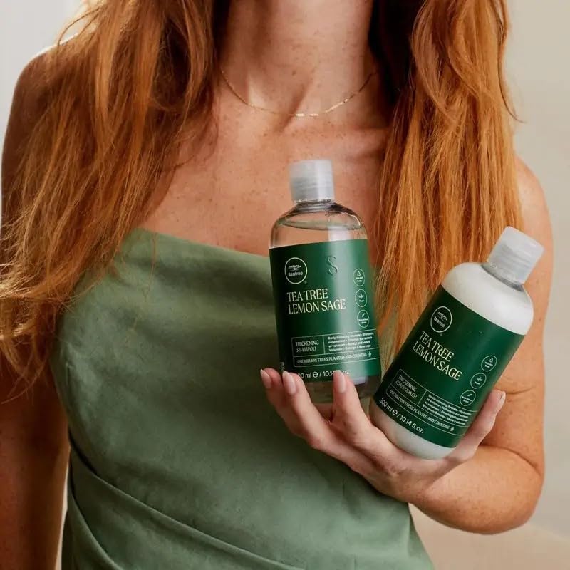 Tea Tree en uso bajo la ducha aplicando champú para efecto volumizante