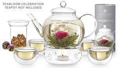 Teabloom flor abriéndose en tetera de vidrio para espectáculo visual