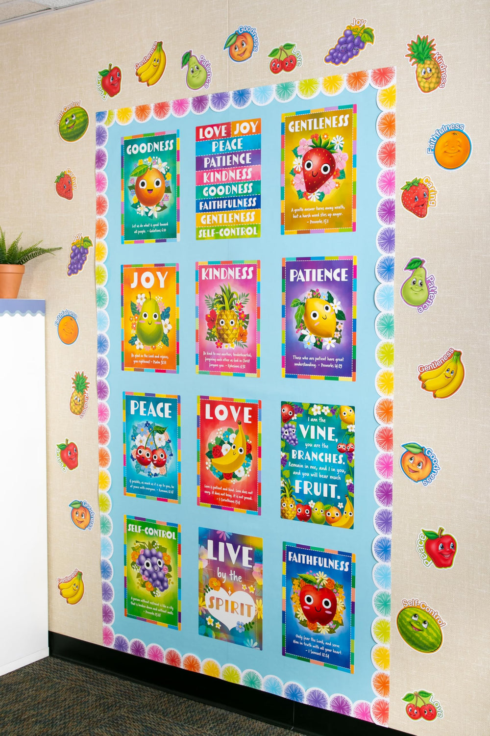 Teacher Created Resources etiqueta del producto con medidas y beneficios para uso en aulas