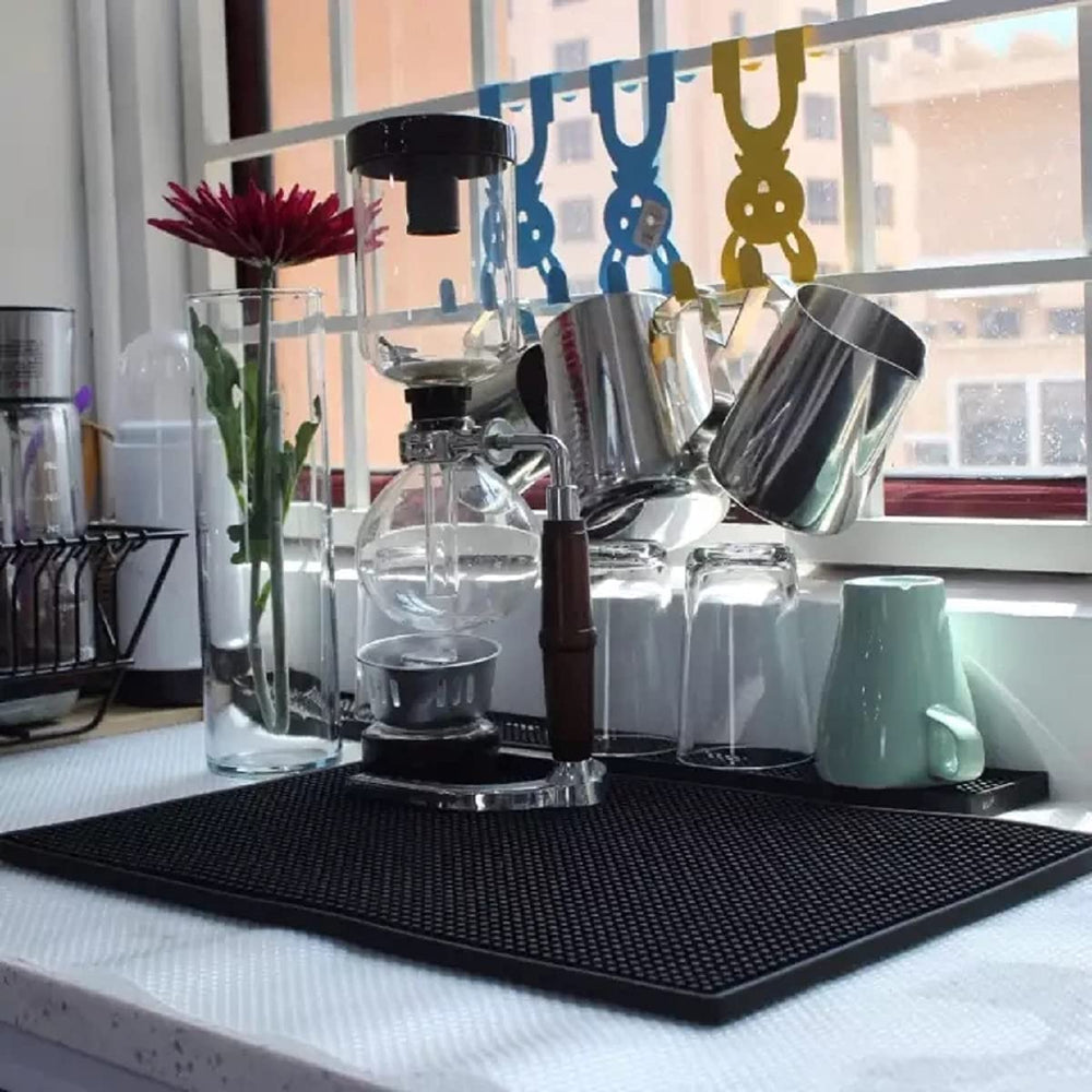 Tebery comparación de tamaño 18x12" junto a una taza