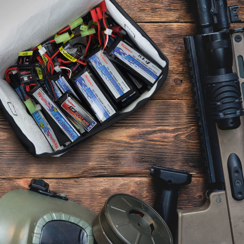 Tenergy interior con varios packs LiPo almacenados, organización segura