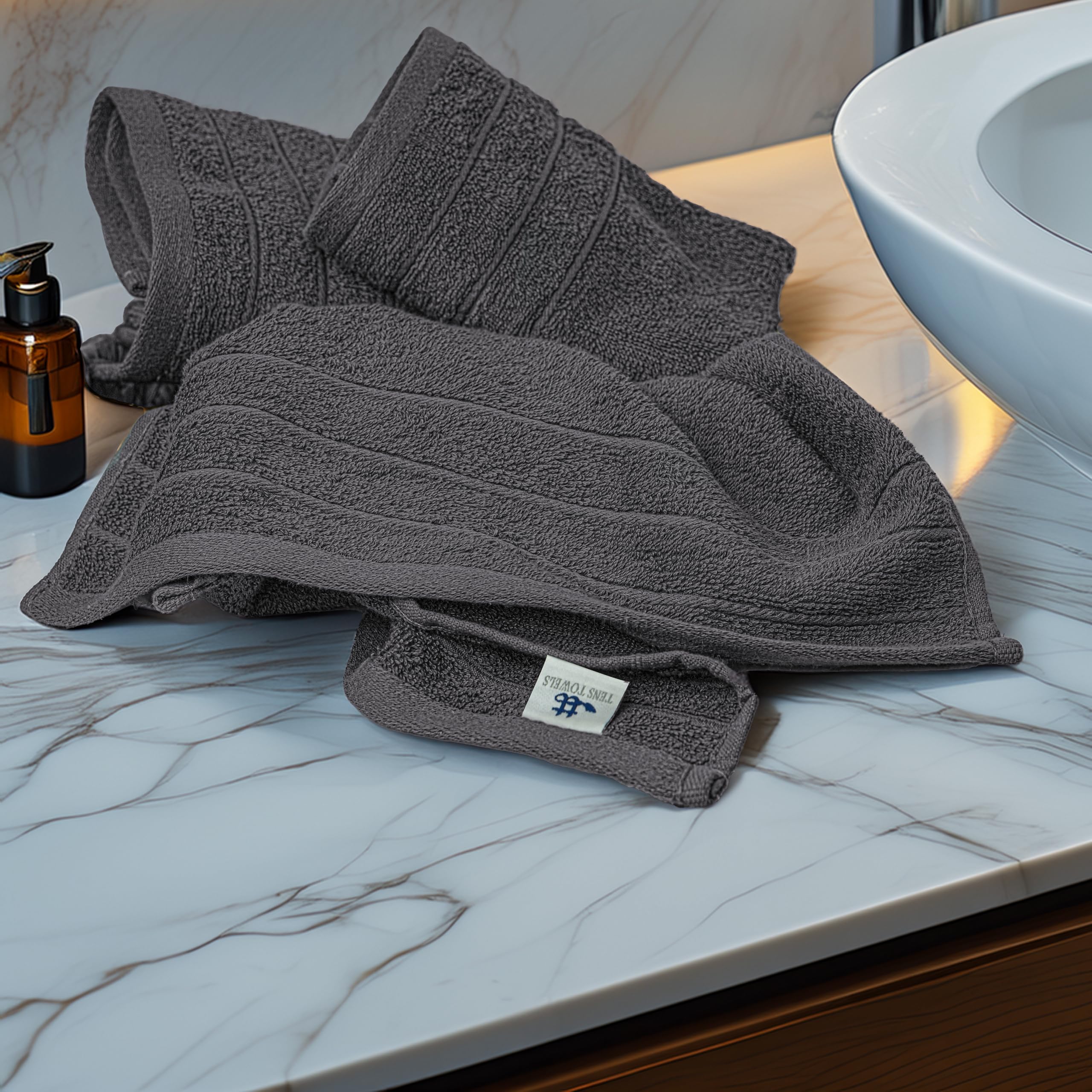 Tens Towels toalla en uso secando manos, absorción rápida visible