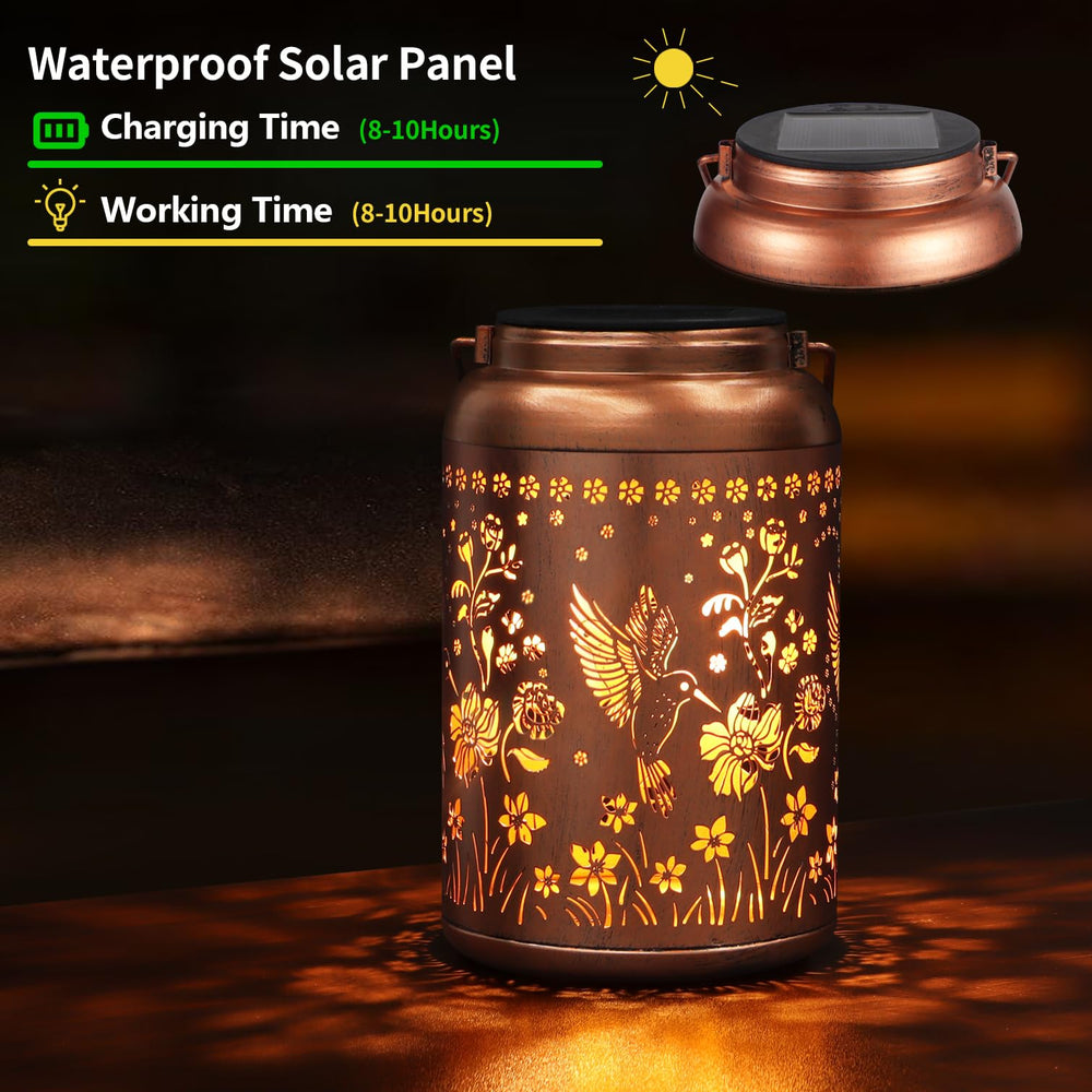 Tepaken escena de patio iluminado con varias lámparas creando atmósfera acogedora