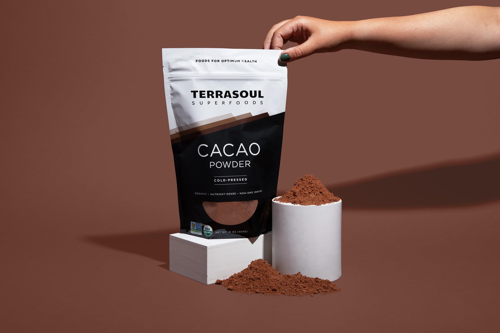 Terrasoul Superfoods bolsa junto a frutas y cuchara para comparar tamaño y porciones