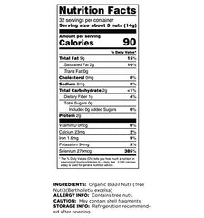 Terrasoul Superfoods mano sosteniendo nueces para apreciar tamaño y porciones
