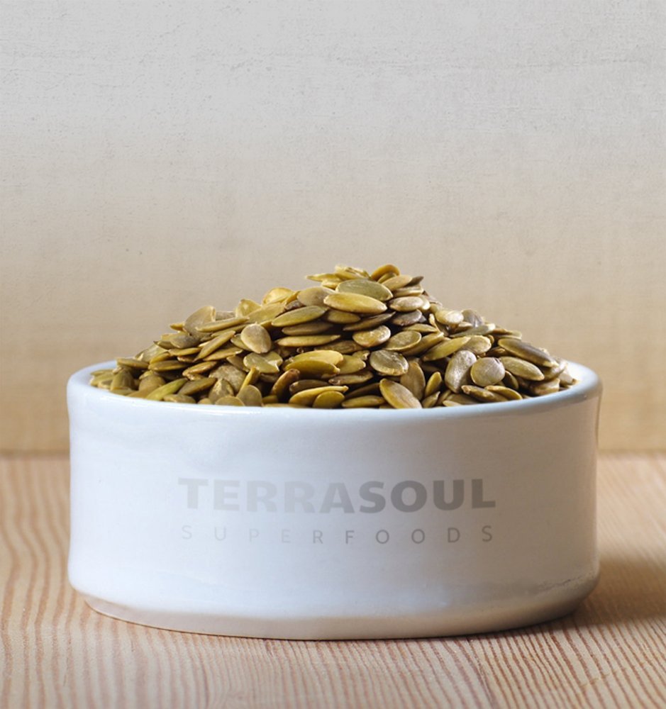 Terrasoul Superfoods pepitas espolvoreadas en ensalada, aportan crujiente natural