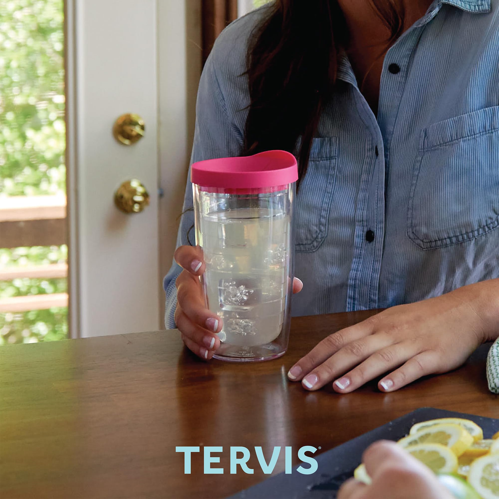 Tervis vaso en portavasos de coche demostrando compatibilidad y conveniencia