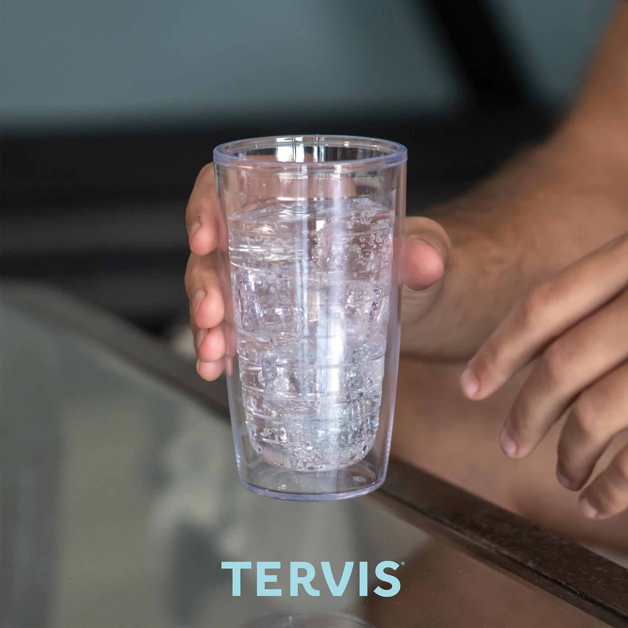Tervis vaso con bebida caliente que conserva el calor y evita quemaduras externas