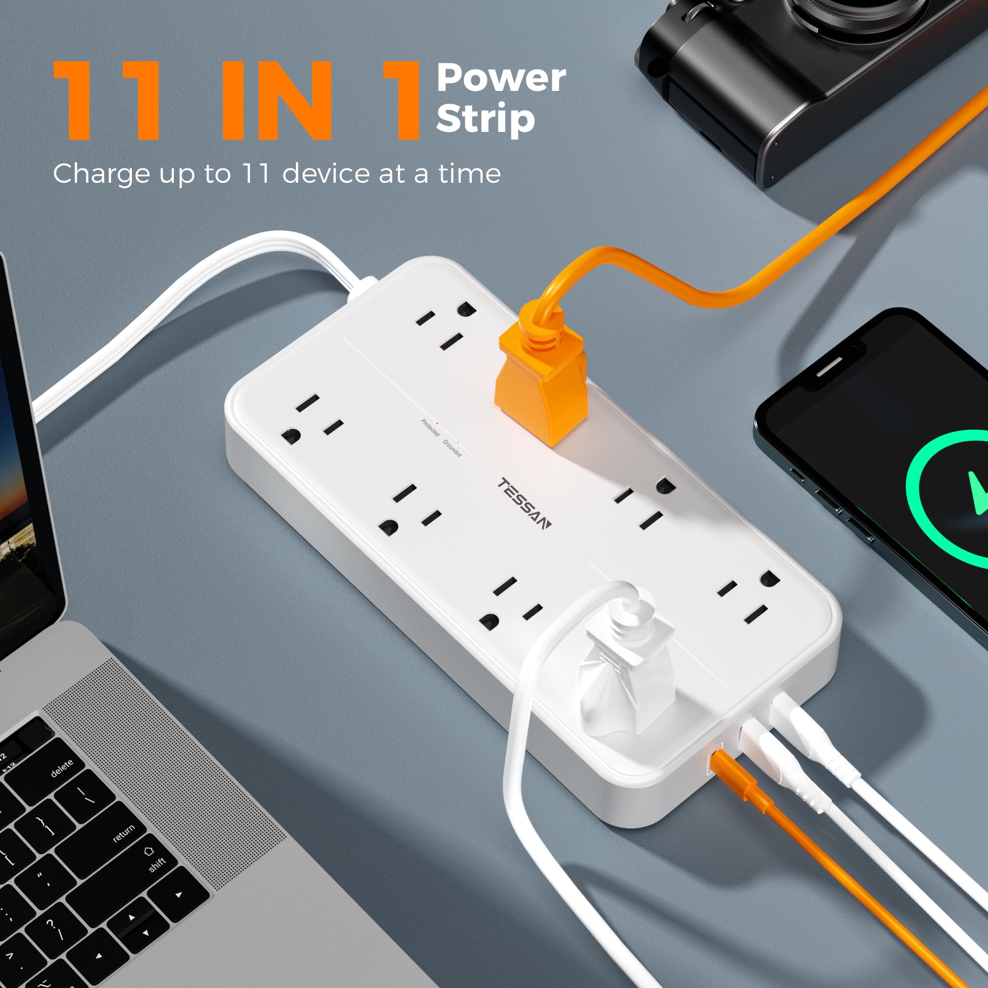 TESSAN detalle de puertos USB-C y USB-A cargando dispositivos simultáneamente